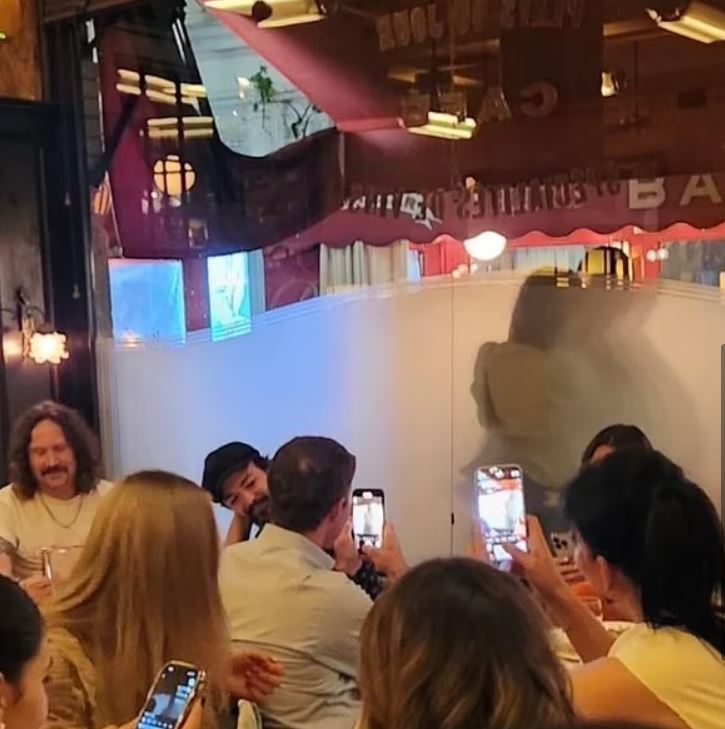 مشهد رومنسي يلفت انتباه الناس داخل أحد المطاعم الشهيرة... إليكم ما حصل! (صورة)