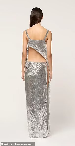 العروس اختارته لها... شابة تحضر حفل زفاف بفستان مكشوف للغاية: كيف كان رد فعل الحاضرين؟ (صور)