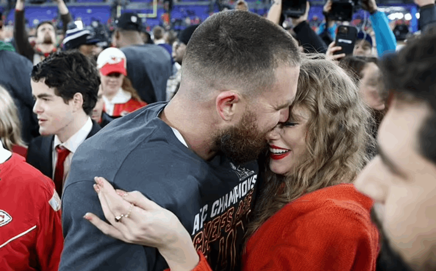 اجتاحت الإنترنت... عناق وقبلة حارة بين تايلور سويفت وحبيبها أمام الجمهور (صور)