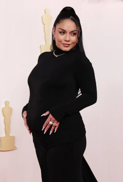 في حفل الأوسكار... نجمة High School Musical تفجر مفاجأة على السجادة الحمراء (صور)