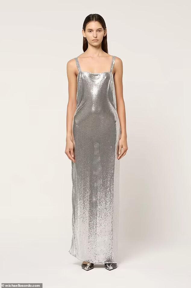 العروس اختارته لها... شابة تحضر حفل زفاف بفستان مكشوف للغاية: كيف كان رد فعل الحاضرين؟ (صور)