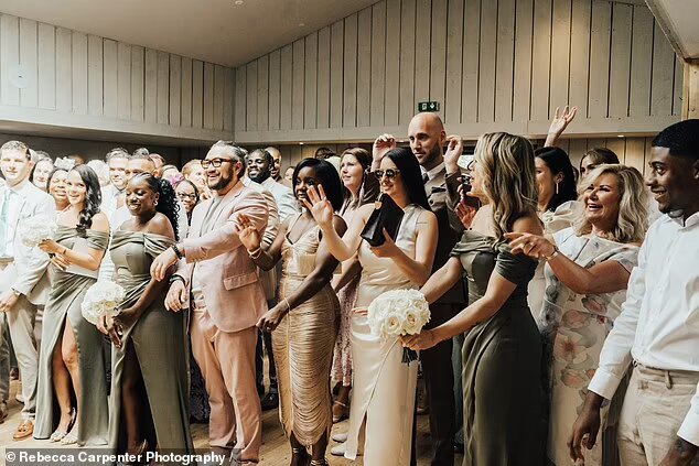 ما طلبته عروس من المدعوين غريب وغير متوقع... والنتيجة كانت مبهرة! (صور)