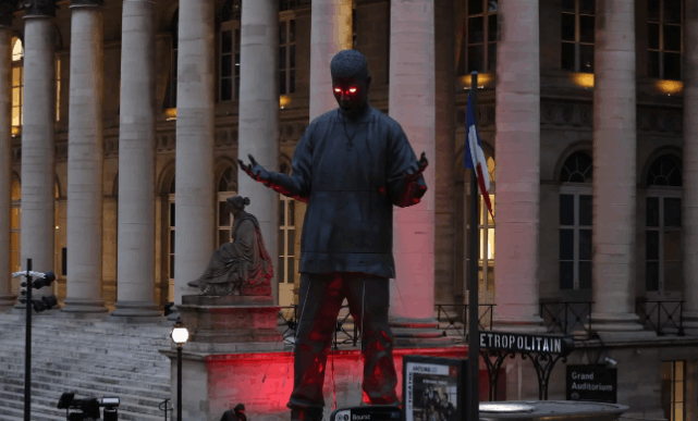 تمثال عملاق لمغني الراب الأميركي كيد كادي في وسط باريس (صورة)