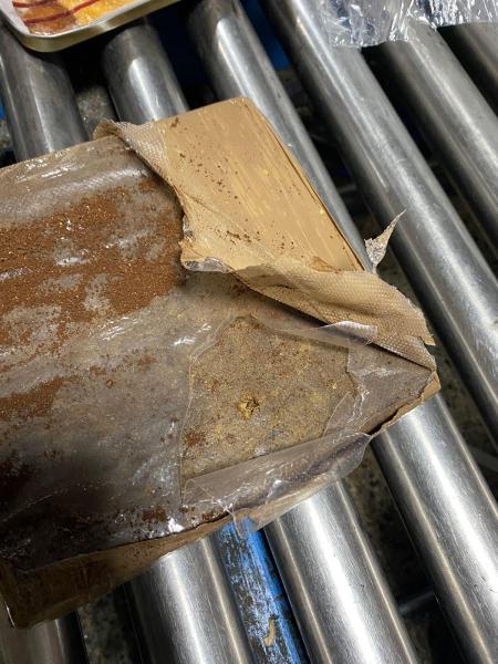 خبأت كمية من حشيشة الكيف في حقيبة سفرها بغية تهريبها... هذا مصيرها