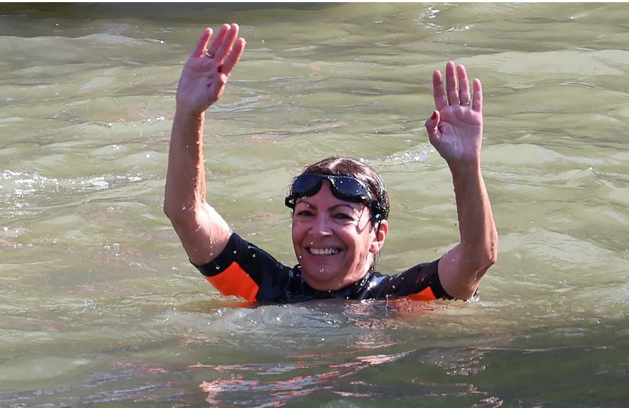 للتأكد من نظافته قبل الألعاب الأولمبية... رئيسة بلدية العاصمة الفرنسية تغطس في مياه السين! (صور)