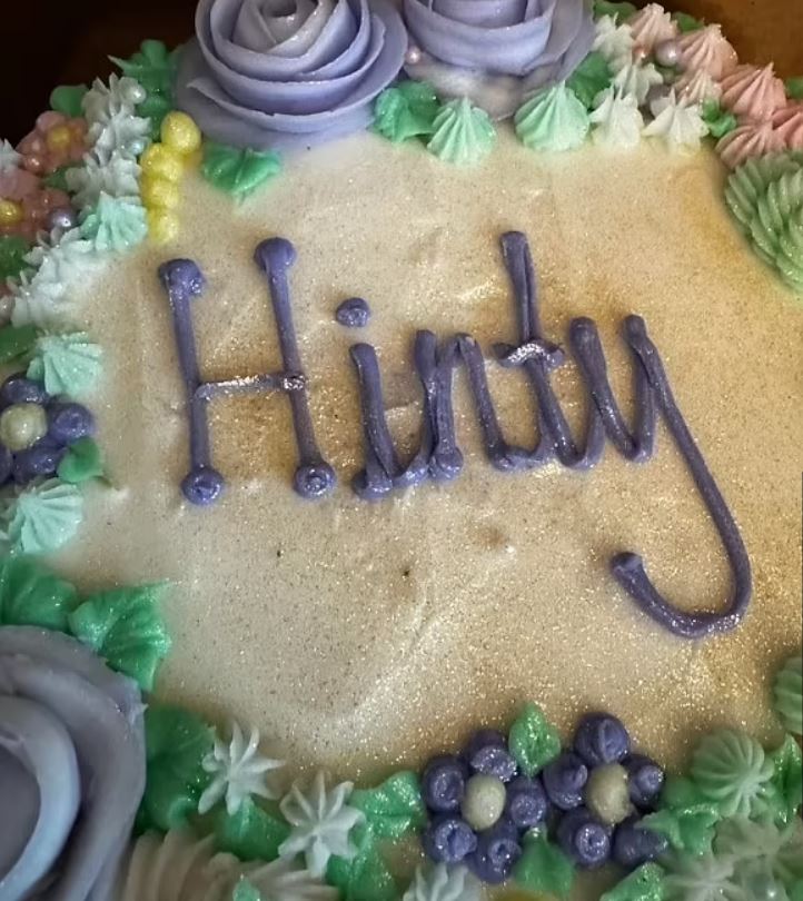 عن طريق الخطأ... رجل يحصل على قالب حلوى يتعارض مع توقعاته المطلوبة: النتيجة مضحكة! (صور)