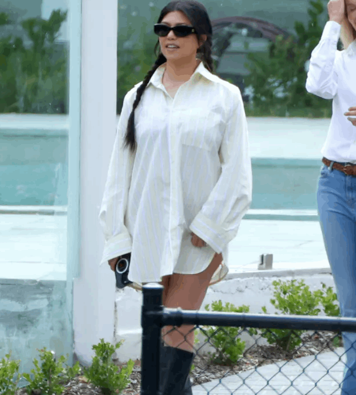 الهواء كشف مؤخرتها العارية... كورتني كارداشيان تتعرض لموقف محرج خلال نزهة مع أطفالها! (صور)