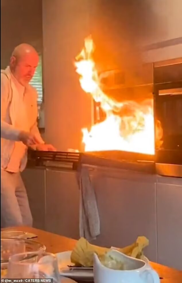 عملية إنقاذ فريدة من نوعها... رجل يخاطر بحياته وسط النيران وابنته تدخل في نوبة من الضحك! (صور)