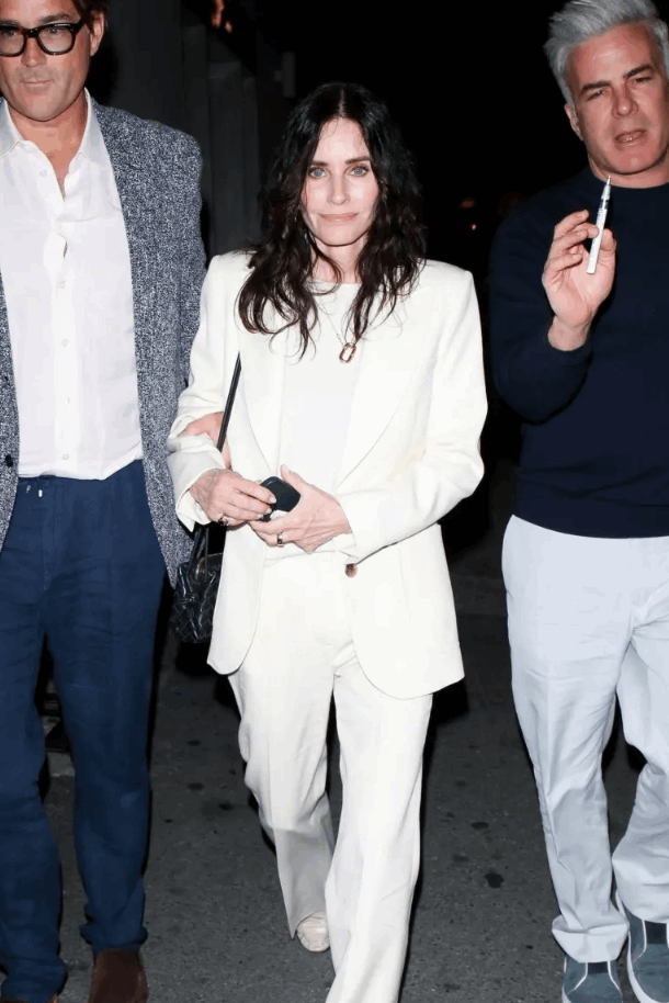 نجمتان من مسلسل فريندز في عشاء ودي.. كيف كانت إطلالتهما؟ (صور)