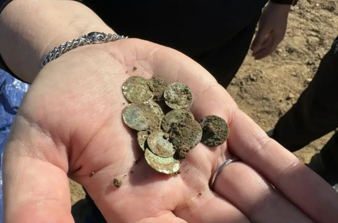 أوروبية تعثر على كنز مدفون... لن تصدقوا ماذا اكتشفت! (صور)