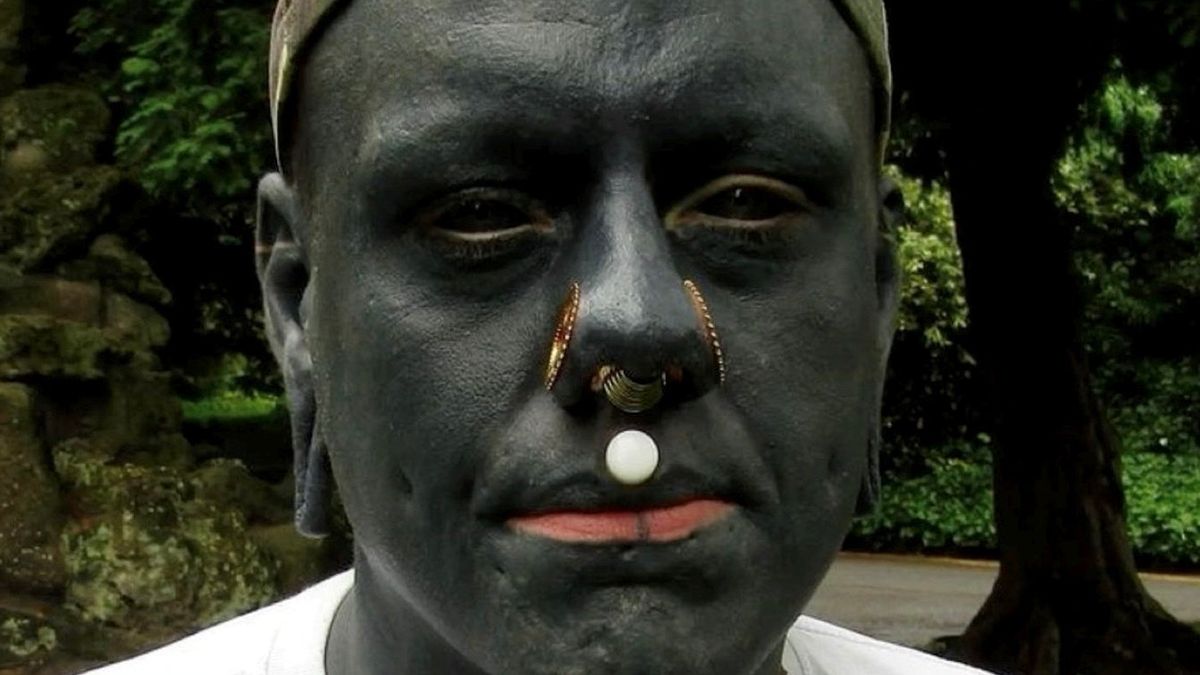  الأمر يشبه وضع الطلاء على جدران المنزل ... لن تصدقوا ما فعله هذا الشاب بجسده من خلال الوشوم! (صور)