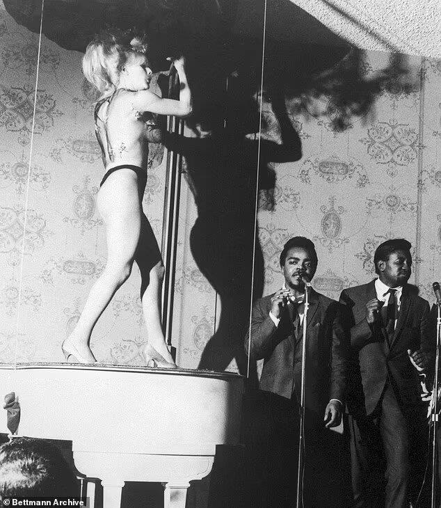 أجرت 44 عملية لتكبير حجم صدرها في فترة الستينيات... فنانة استعراضية كانت تتقاضى ما يعادل 4000 دولار مقابل ليلة واحدة فقط! (صور)