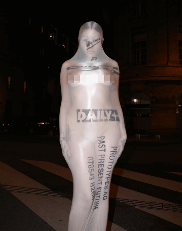 شقيقة مايلي سايروس تضرب مجددا... أطلت من دون حمالة صدر مرتدية غلافا بلاستيكيا شفافا كشف الكثير! (صور)