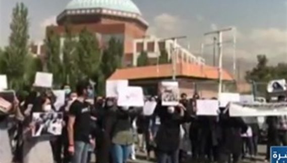 رقعة الإحتجاجات تتوسع في إيران... وإنقطاع للإتصالات في البلاد