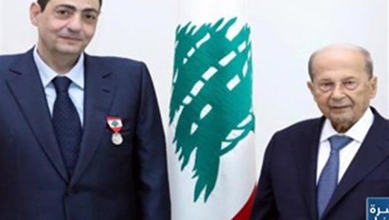 الرئيس عون يمنح رئيس اتحاد كرة السلّة وسام الاستحقاق اللبناني