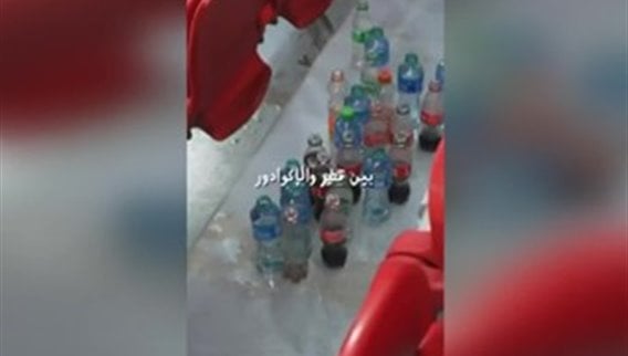 مجموعة من اليابانيين ينظفون ملعب المونديال بعد انتهاء الافتتاح والمباراة الاولى