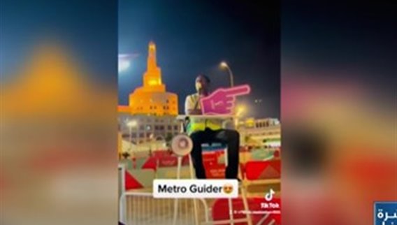 من هو رجل المترو الذي ضجت وسائل التواصل بفيديوهات عنه من قطر؟