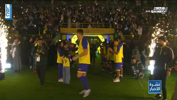 محبو كرة القدم يترقبون المباراة الرسمية الاولى لرونالدو مع نادي النصر السعودي