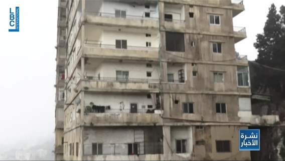 في بخعون، ناس طلعوا وناس ما طلعوا من مبنيين مهددين بالسقوط!