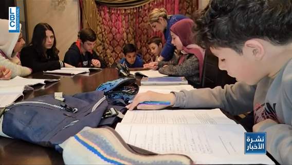 التعليم متوقف في المدرسة الرسمية..وسوسن ديب تحول منزلها الى مدرسة مجانية