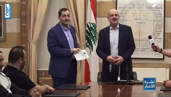 Spellman يتسلم الهوية اللبنانية من وزير الداخلية