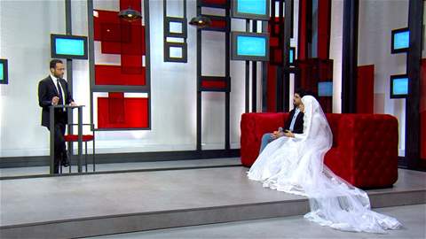 سارة تفاجئ محمد بالفستان الأبيض وتحتفل بزفافها منه مباشرة على الهواء.