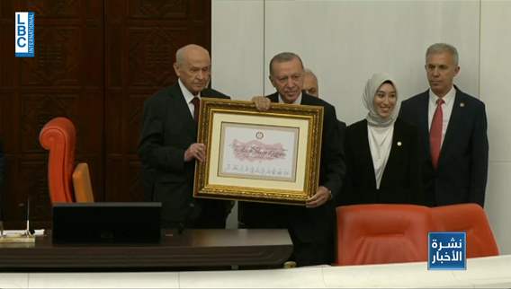   اردوغان رسميا رئيسا لولاية ثالثة في تركيا