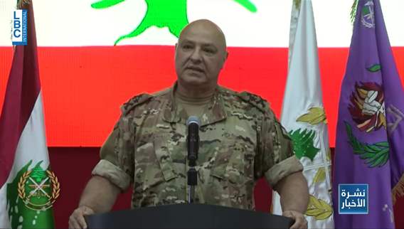 Army Commander hands out certificates for officials
