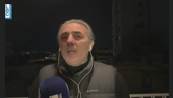 Israeli strikes target Tyre, as one building collapses