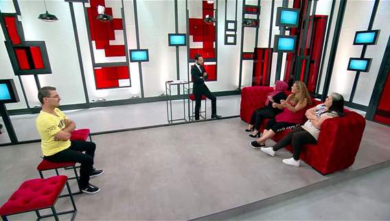 أحمر بالخط العريض